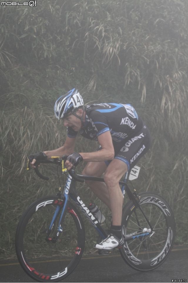 2011 環台賽 最終站...  霧茫茫 小油坑 400M 前 終點前!  台灣選手 加油