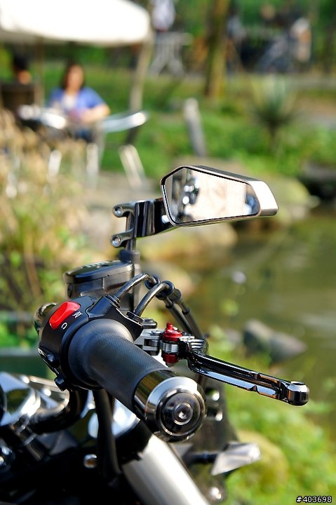 莫內咖啡~爆改的TRIUMPH 2300CC(有圖)!!