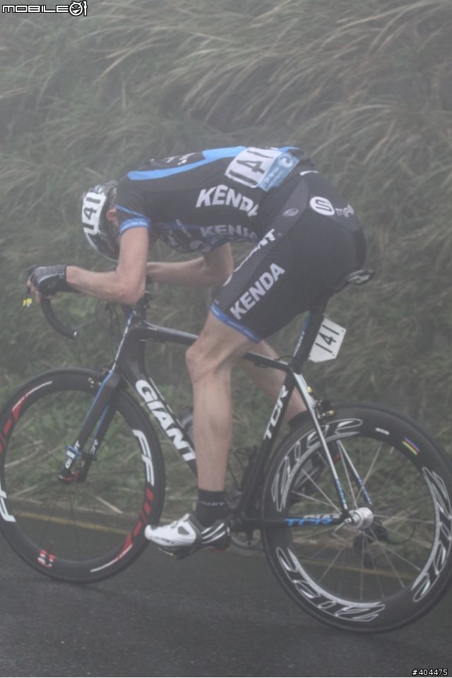 2011 環台賽 最終站...  霧茫茫 小油坑 400M 前 終點前!  台灣選手 加油