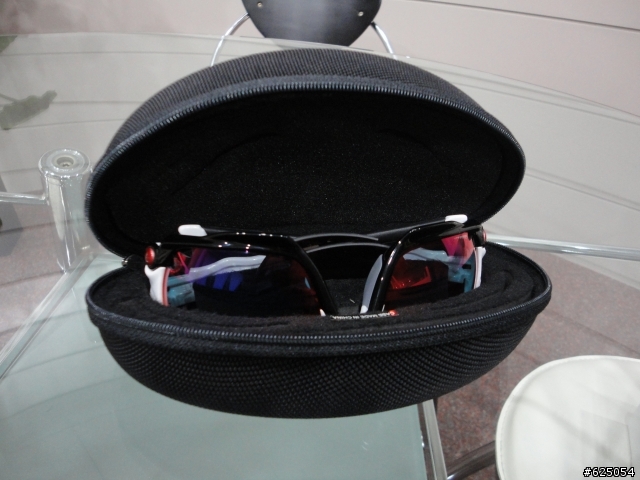 {開箱} 等待了兩個半月,終於到手了...~OAKLEY JAWBONE~