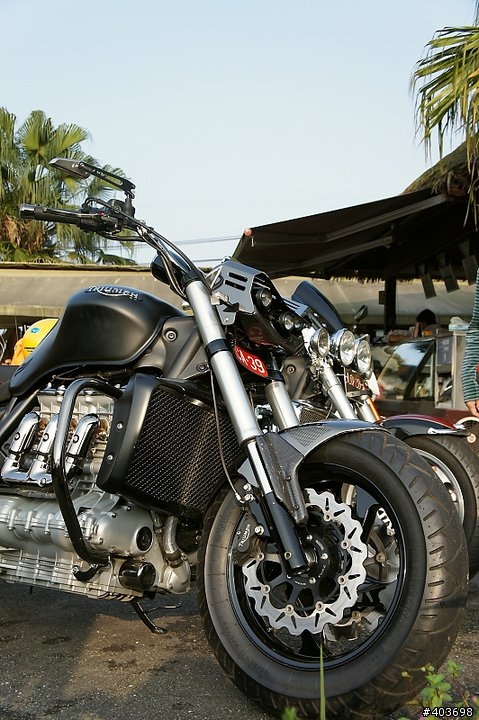 莫內咖啡~爆改的TRIUMPH 2300CC(有圖)!!