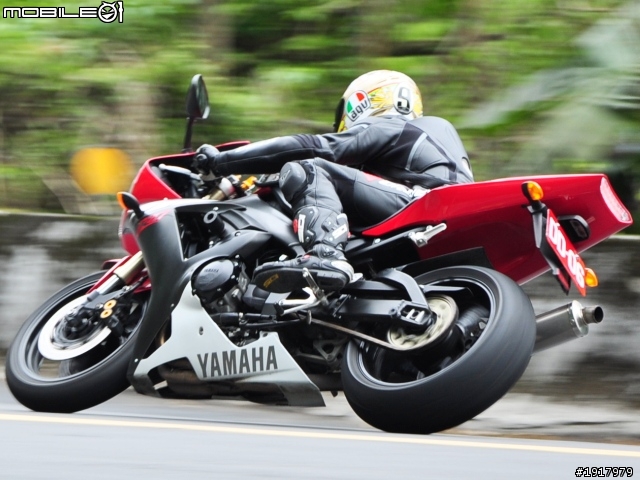 [開箱] DAINESE T. AVRO P. 2011新款連身皮衣！2011.4.13更新