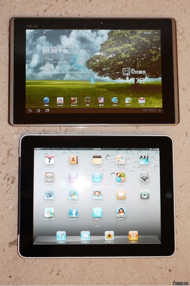 EeePad 跟 iPad 放一起比一下