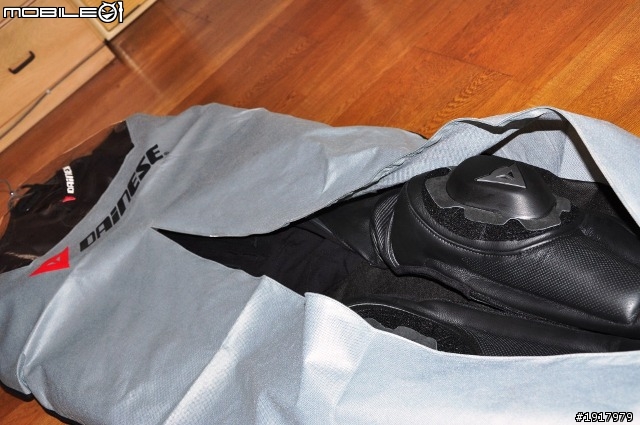 [開箱] DAINESE T. AVRO P. 2011新款連身皮衣！2011.4.13更新