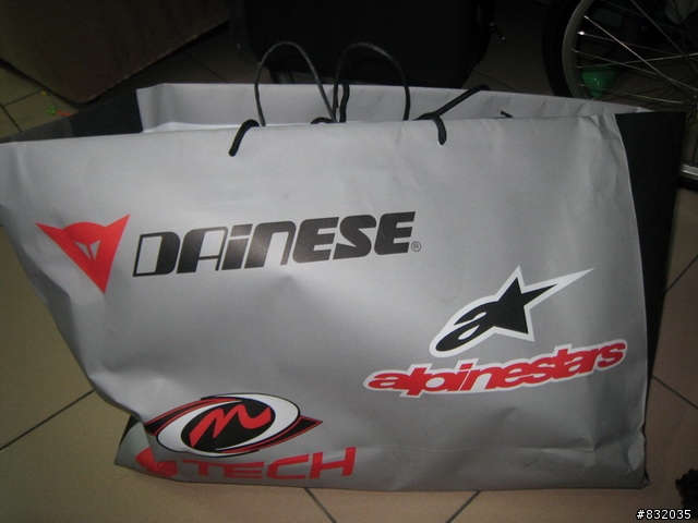 簡易開箱 Dainese T. AVRO DIV. 2件式皮衣-3D款 (4/20購買於台北Dainese旗鑑店) 刷卡/送連身滑衣/送皮衣保養液
