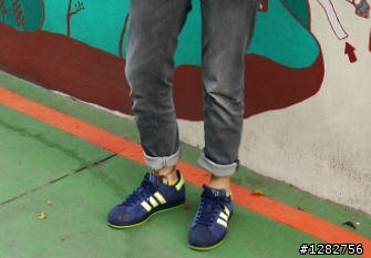 《開箱》adidas Originals復古運動鞋(藍底黃logo)