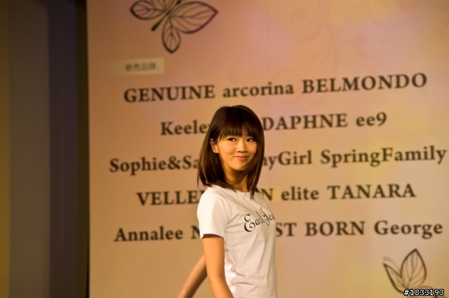 看慣了職業笑容了嗎?試著欣賞一下麻豆(model)新人.