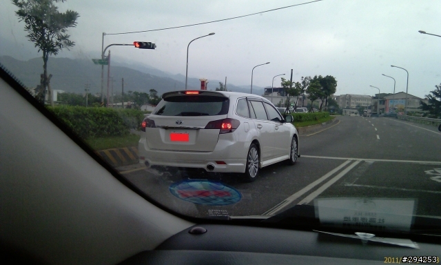 今天趁著休假出去外面走走~看到一台沒看過的Toyota的新車