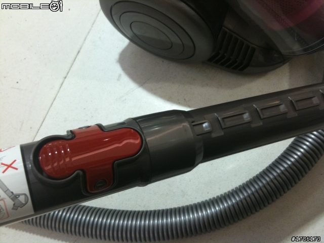 ya買了-dyson DC26CF好用的小桃紅吸塵器+am01氣流倍增器小開箱
