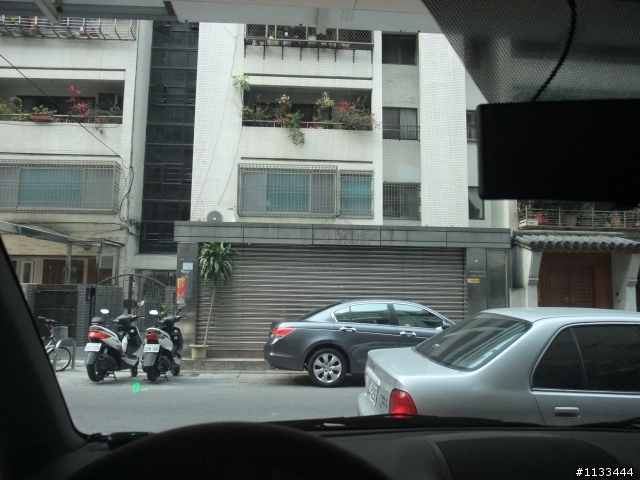 2011-4-2牽車的紅色 SX4
