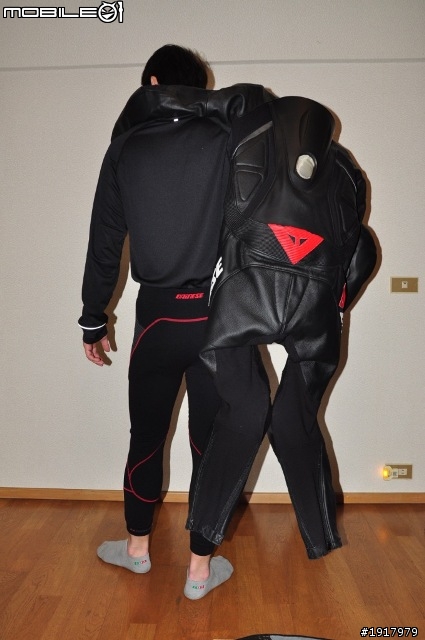 [開箱] DAINESE T. AVRO P. 2011新款連身皮衣！2011.4.13更新