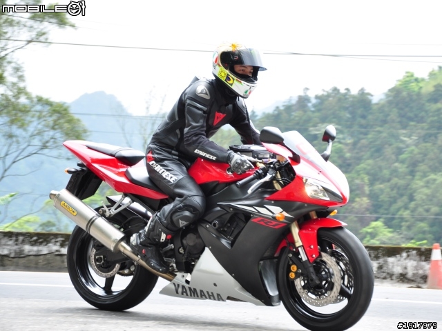 [開箱] DAINESE T. AVRO P. 2011新款連身皮衣！2011.4.13更新