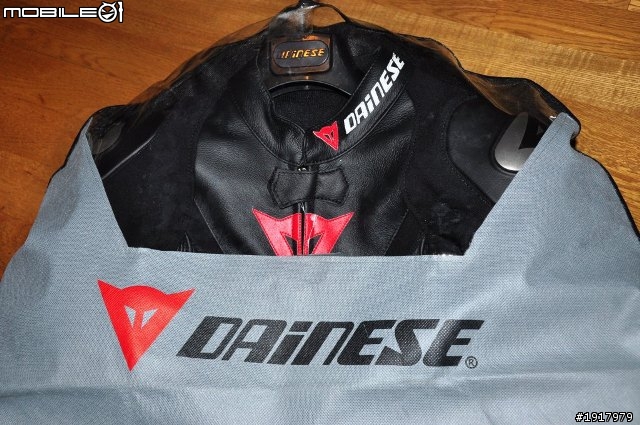 [開箱] DAINESE T. AVRO P. 2011新款連身皮衣！2011.4.13更新