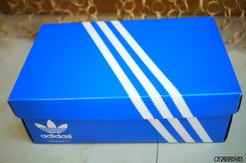 《開箱》adidas Originals復古運動鞋(藍底黃logo)
