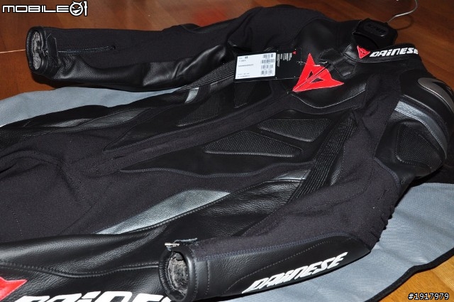 [開箱] DAINESE T. AVRO P. 2011新款連身皮衣！2011.4.13更新