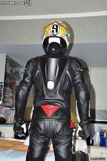 [開箱] DAINESE T. AVRO P. 2011新款連身皮衣！2011.4.13更新