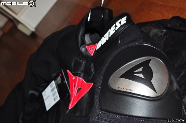 [開箱] DAINESE T. AVRO P. 2011新款連身皮衣！2011.4.13更新