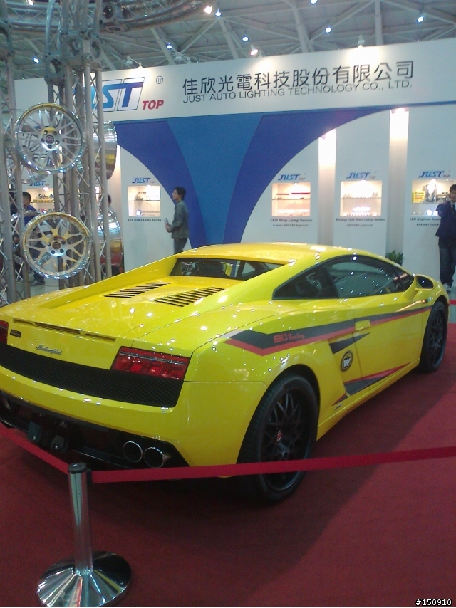 南港展覽館…汽車配件展…原來這就是BC的小牛...