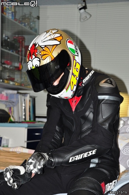 [開箱] DAINESE T. AVRO P. 2011新款連身皮衣！2011.4.13更新