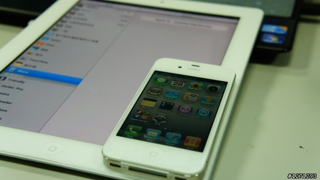 ipad2和他的新朋友iphone4見面了~