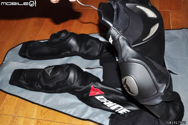 [開箱] DAINESE T. AVRO P. 2011新款連身皮衣！2011.4.13更新