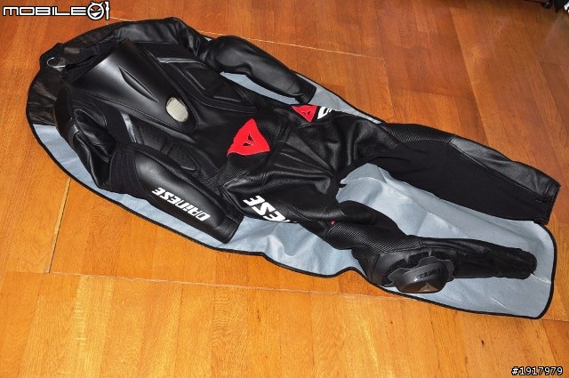 [開箱] DAINESE T. AVRO P. 2011新款連身皮衣！2011.4.13更新