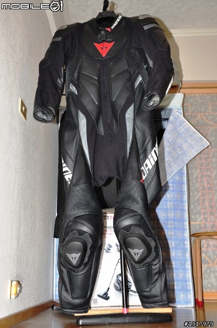 [開箱] DAINESE T. AVRO P. 2011新款連身皮衣！2011.4.13更新