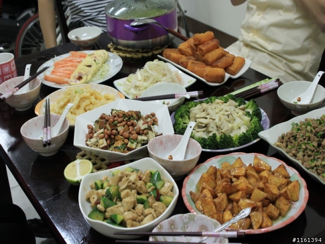 我家晚餐開飯了....吃的很心虛...