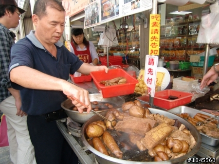 大溪(中正公園)榕樹下老阿伯現滷豆干