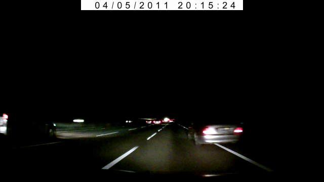有人可幫忙從截圖辨識車牌、或將影像變清晰嗎? (BENZ路肩超車)