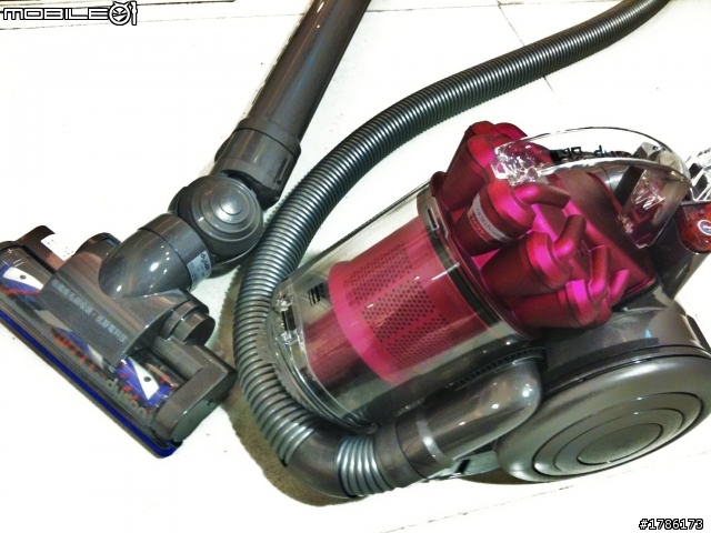 ya買了-dyson DC26CF好用的小桃紅吸塵器+am01氣流倍增器小開箱
