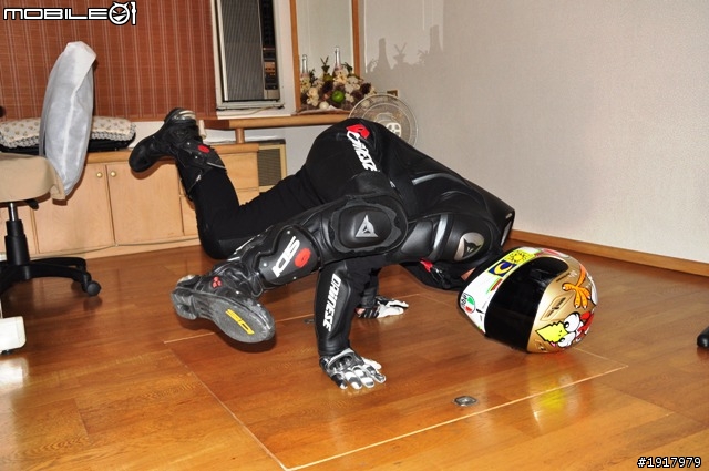 [開箱] DAINESE T. AVRO P. 2011新款連身皮衣！2011.4.13更新