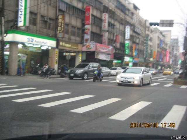 後霧燈會閃到後車 我開前霧燈總可以吧 (新補圖今日你最靓)