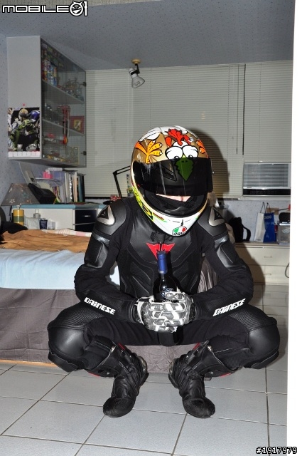 [開箱] DAINESE T. AVRO P. 2011新款連身皮衣！2011.4.13更新