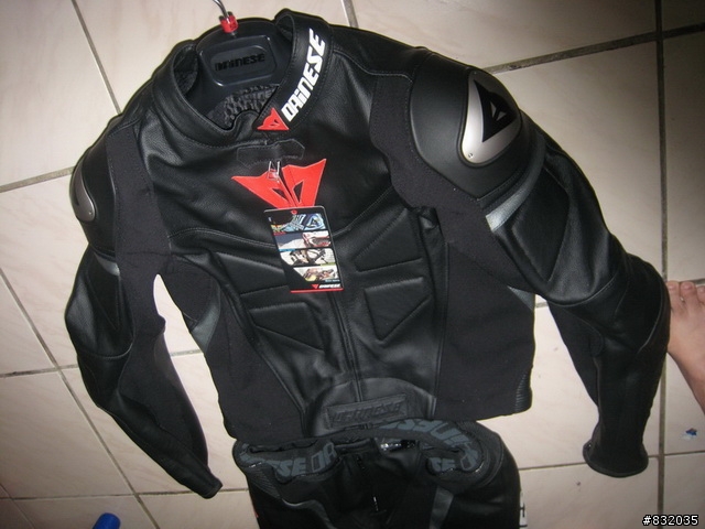 簡易開箱 Dainese T. AVRO DIV. 2件式皮衣-3D款 (4/20購買於台北Dainese旗鑑店) 刷卡/送連身滑衣/送皮衣保養液