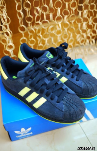 《開箱》adidas Originals復古運動鞋(藍底黃logo)