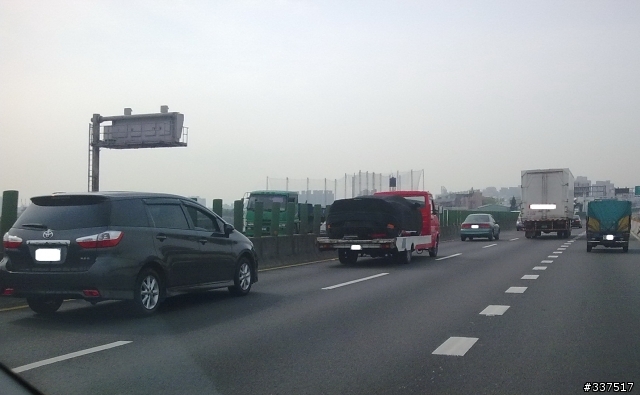 高速公路抓到一台卡車運送中的蠻牛