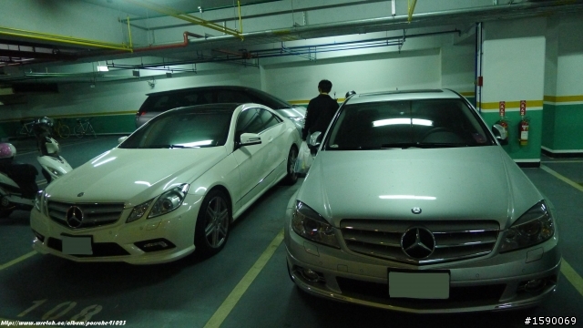 同學家地下室的車