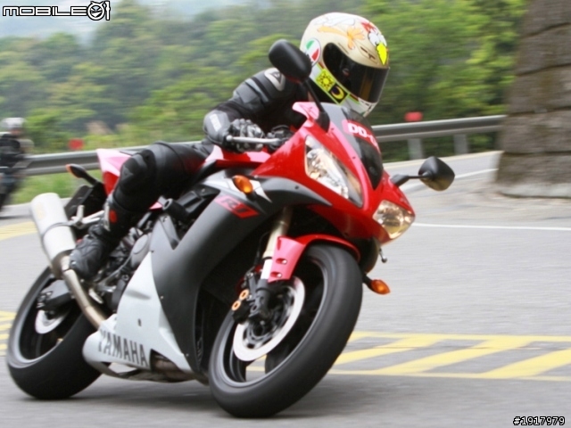 [開箱] DAINESE T. AVRO P. 2011新款連身皮衣！2011.4.13更新