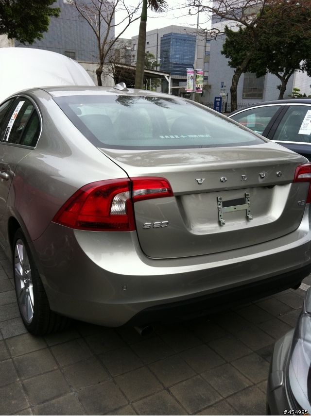 我的蚌殼灰S60 T5 旗艦版到了..第一步驗車..尚未交車~有圖有真相