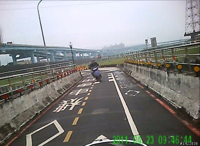 板橋土城機車外環道 , 請小心駕駛 ~