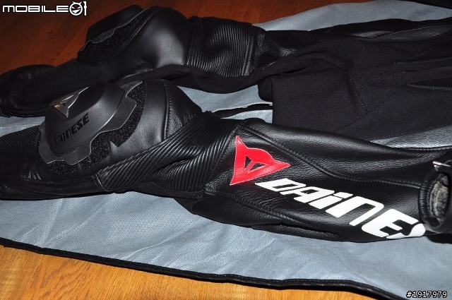 [開箱] DAINESE T. AVRO P. 2011新款連身皮衣！2011.4.13更新