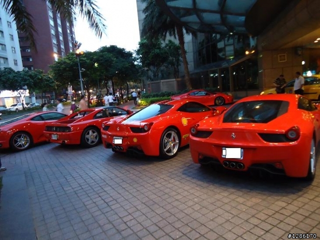 大飯店門口一堆馬