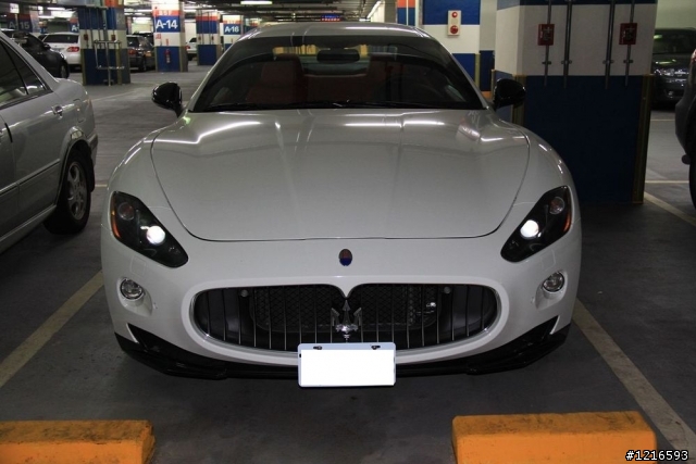 在新光三越西門店遇到Maserati GranTurismo 選配碳纖維套件 太.殺.了