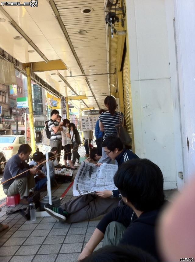 終於等到了，IPAD2接近昏睡狀態入手。桃園中山東路旗艦店(另補上排隊狀況)
