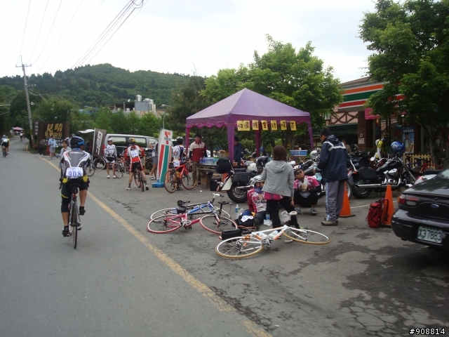 終於逼自己用公路車從埔里爬上武嶺....