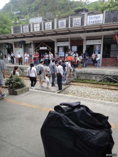 帶著小布坐火車....周末假日輕鬆走~十分車站to福隆