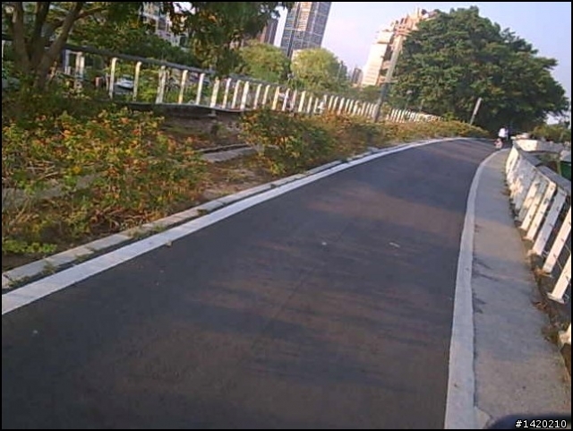 [5/13更新影片]緊急煞車!煞車痕竟然超過一個車身!