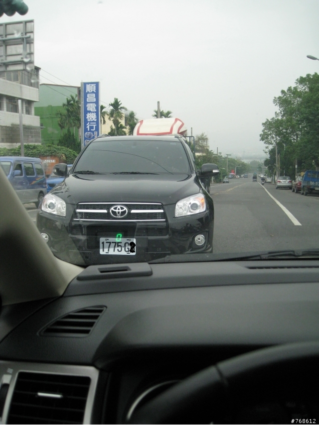 RAV 4 超誇張的跨線停等紅綠燈號誌