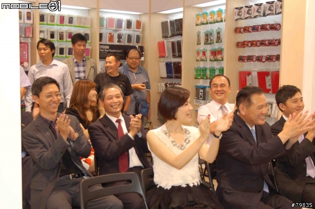 [分享]新竹蘋果店遊記之新竹大蘋果旗艦店開幕（有正妹照圖多）